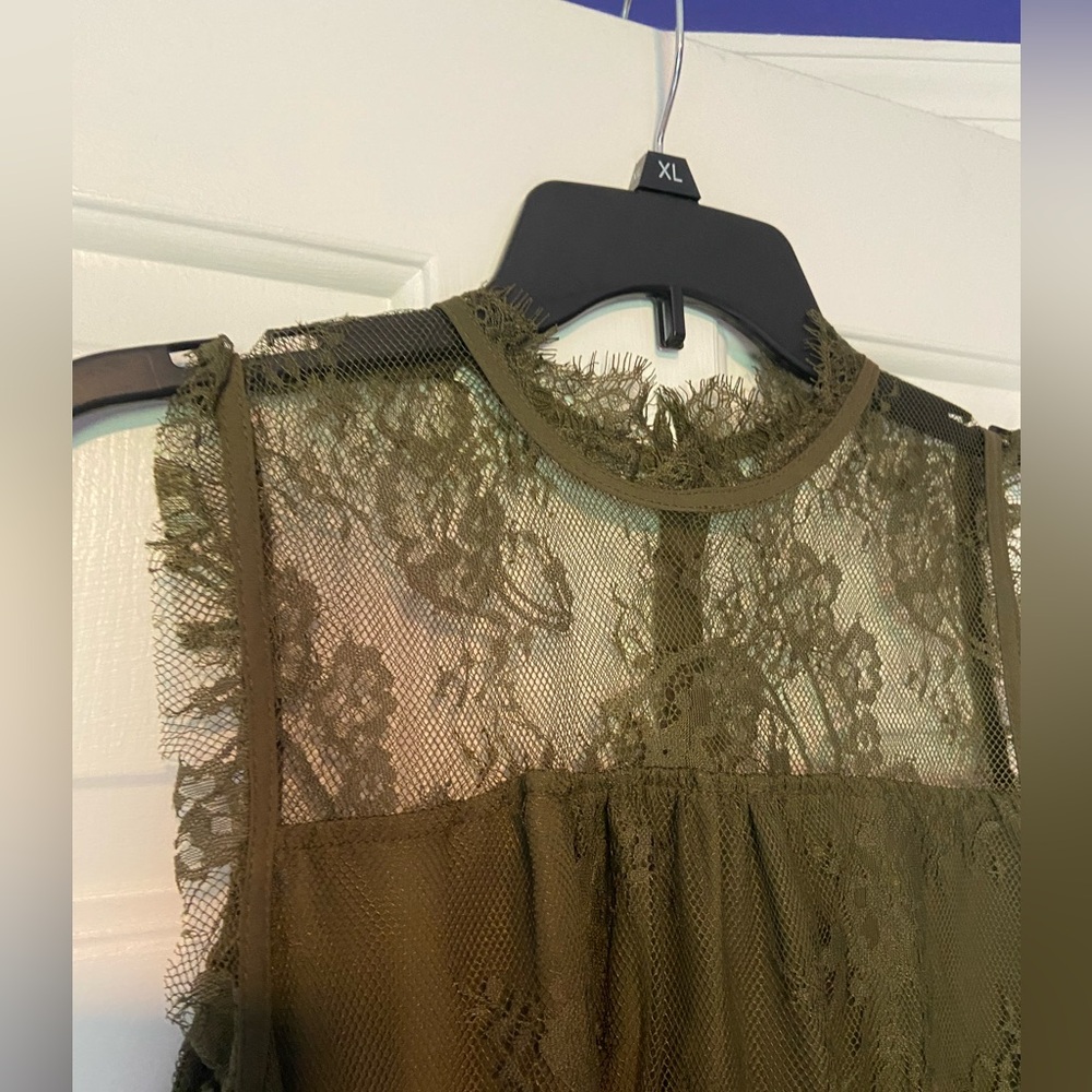 Olive green lace tank top - Picture 2 of 4